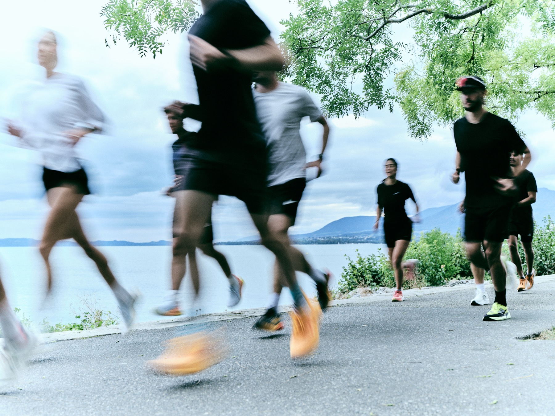 Coureurs en mouvement au bord du lac de Neuchâtel